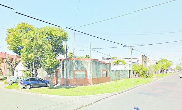 Una mujer se tiró de un auto en movimiento con su bebé
