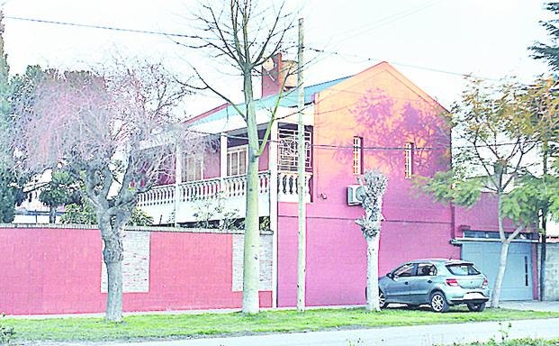 Sorprenden a una vecina cuando baldeaba la vereda y la meten por la fuerza en una casa