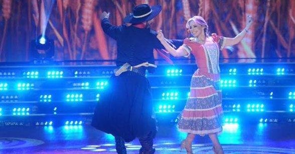 La abogada "hot" bailó, cantó y habló de la situación de López