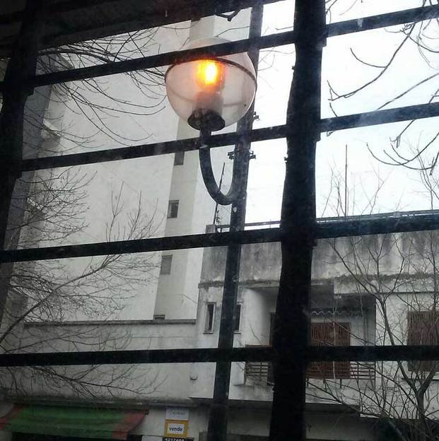 Quejas por luminarias encendidas a plena 
luz del día en 55, 6 y 7