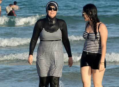 Crece la tensión por el burkini en Francia y multan a tres mujeres