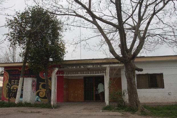 Entraron en una escuela secundaria de 137 y 86 y se llevaron hasta una heladera