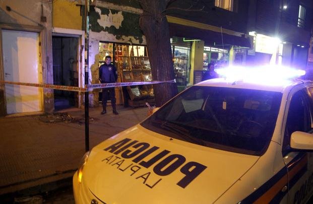 Balearon a un verdulero en un intento de robo en 1 y 66