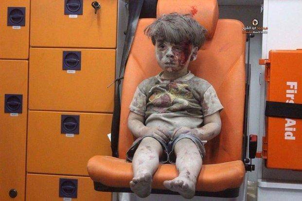 Video:un nene sobrevive a bombardeo y se convierte en símbolo del horror en Siria
