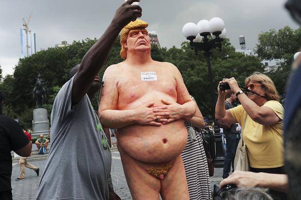 Revuelo por una estatua de Trump desnudo