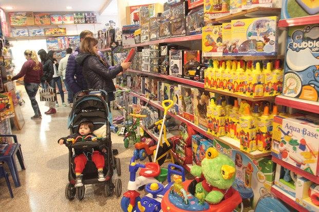 El Centro, al ritmo de las compras para los chicos
