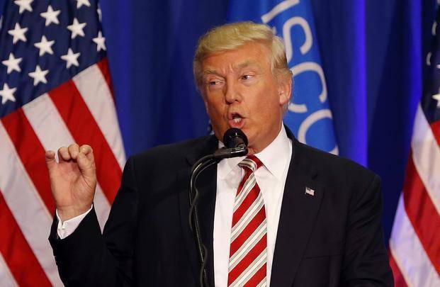 Se complica más la campaña de Trump: una renuncia clave