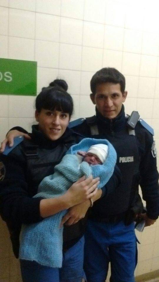 Dos policías de  la Local fueron parteros por un rato en Abasto