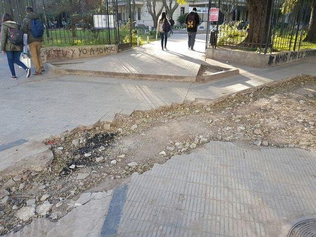 Reclamo de Ingeniería a Edelap por la destrucción de la vereda de 1 y 47