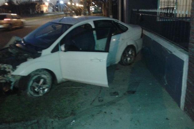 Un auto chocó contra el frente de
una casa en 143 y 527