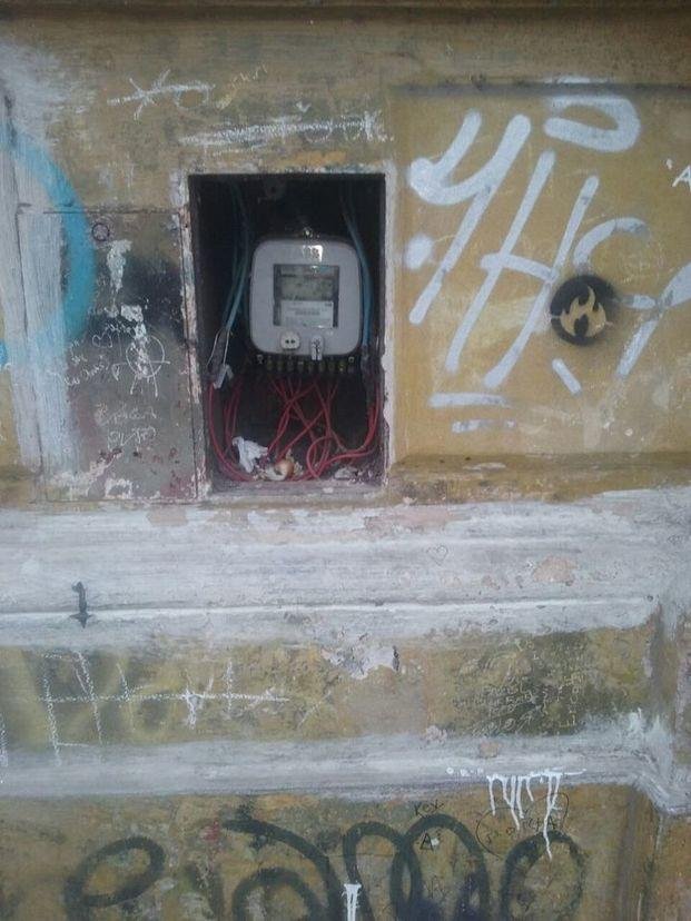 Denuncian peligro en el Normal 2 por una instalación de luz sin protección