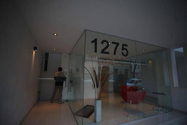 Sigue el asombro por el saqueo múltiple en un edificio de 10 y 58