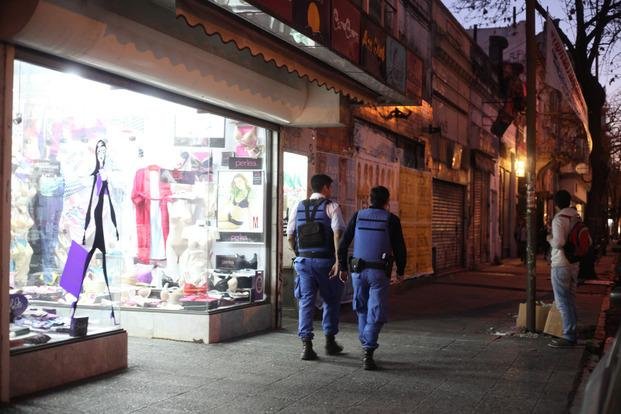 Golpeó a la novia en el Centro y la intentó apuñalar: está prófugo