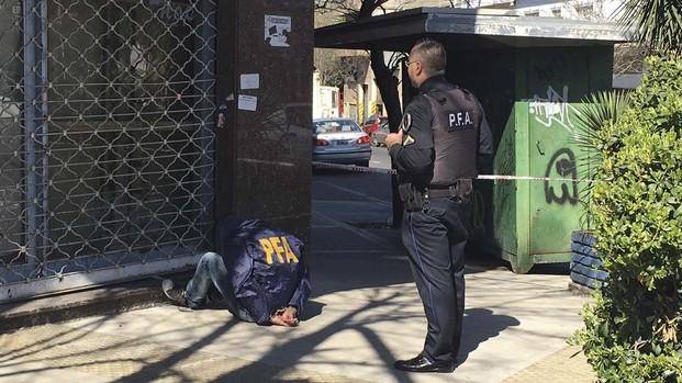 Disfrazados como policías, cometen una entradera y huyen a los tiros