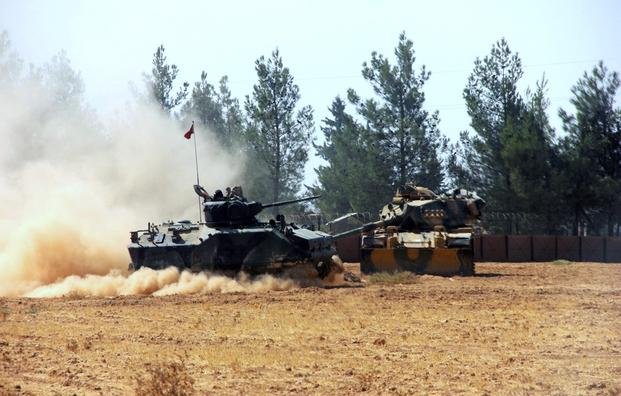Turquía lanza una ofensiva para eliminar al ISIS de su frontera