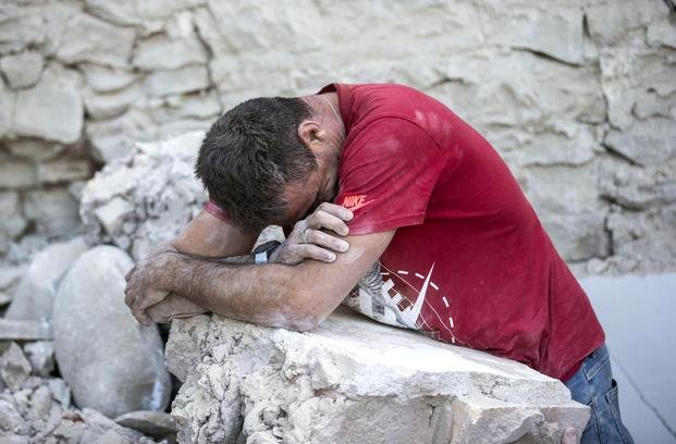 Renzi, tras el terremoto: "No dejaremos a 
nadie sólo, a ninguna familia"