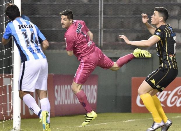Orión se vistió de rosa y tuvo que bancarse las memes