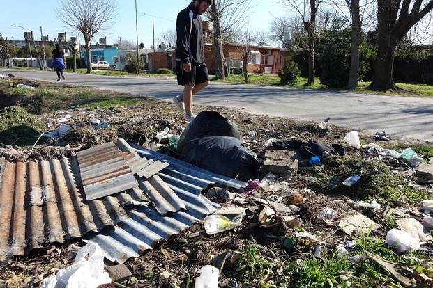 Quejas por acumulación de basura en calles de Berisso