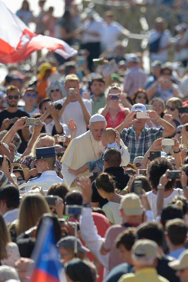El Papa rezó por las víctimas y envió bomberos