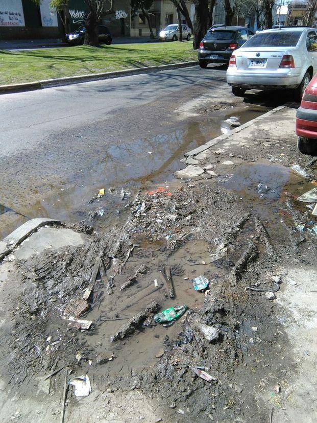 Video: Denuncian caudalosa pérdida de 
agua frente a Plaza Matheu