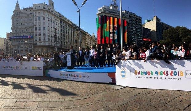 Pareto, Lange, Carranza y los Leones izaron la bandera olímpica