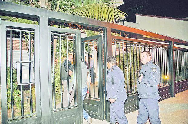 Allanaron la casa de las víctimas y la de la pareja desaparecida