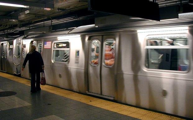 Video: Accidente con "bichos" y caos en el subte de New York