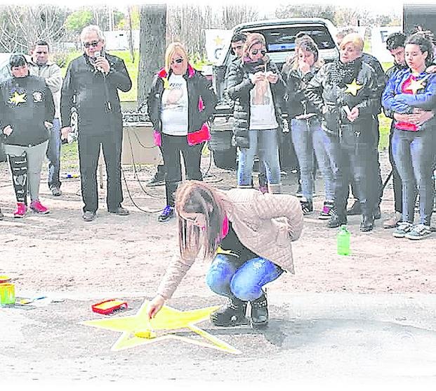 En emotivo acto, pintan una estrella amarilla