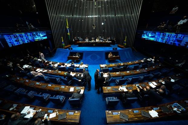 Dilma, cada vez más sola, espera el fallo final