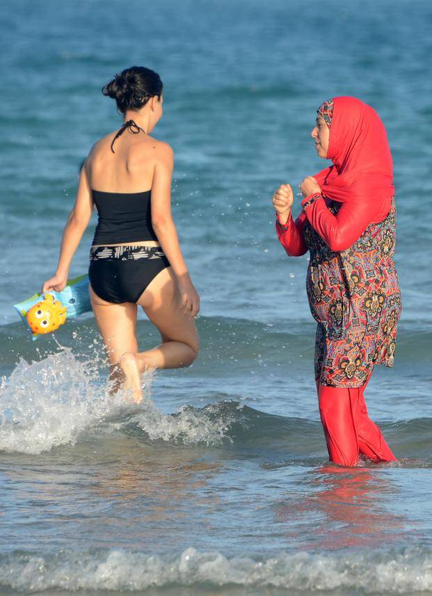 A pesar de que anularon el veto al burkini, en Francia sigue la polémica