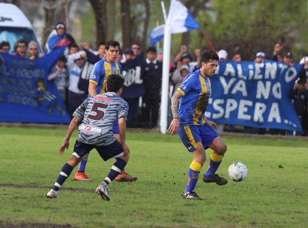 Everton bajó al líder con el debut del Chino