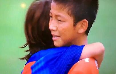 Emotivo VIDEO: Juveniles de Barcelona consuelan a sus rivales