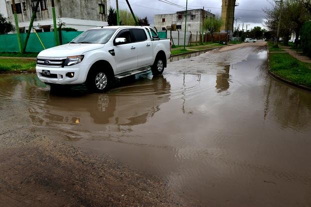 Una cañería rota inundó la esquina de 30 y 80