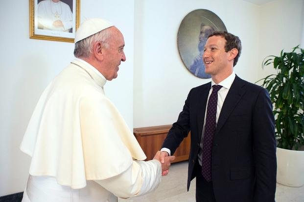 El zar de Facebook junto al Papa para combatir la pobreza