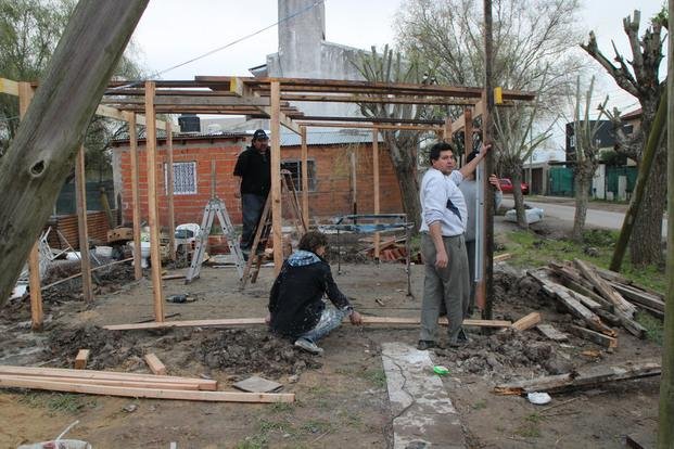 En Villa Castells se moviliza todo un barrio para ayudar a un vecino