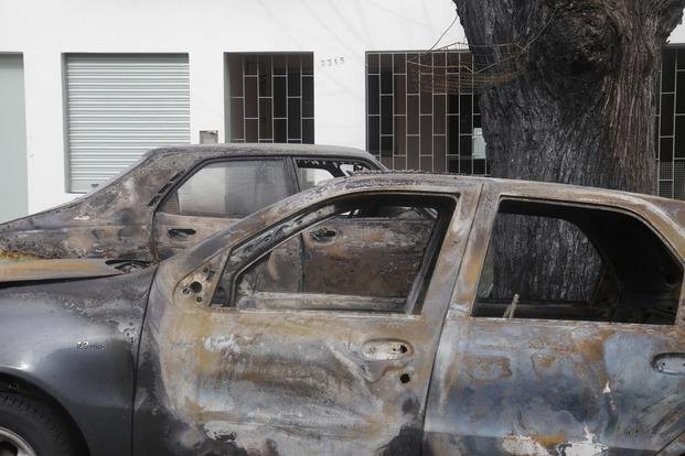 Video: quemacoches prendieron fuego el auto de un jubilado en 3, 79 y 80