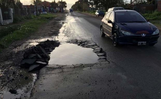 Un bache ganó buena parte de la calzada en 7, 632 y 633