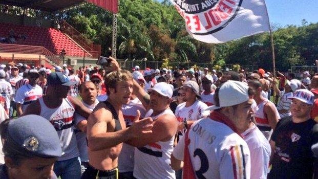 Barras de San Pablo apretaron a jugadores y Lugano puso el pecho