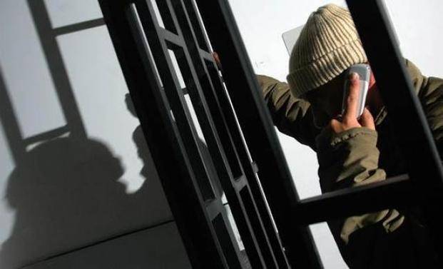 Tras las amenazas de Vidal, proponen inhibir la señal de celulares en cárceles