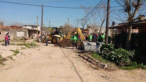 Colocación de caños para drenaje en Villa Luján