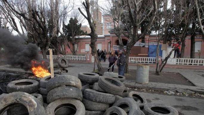 Santa Cruz: los jubilados queman gomas en reclamo del aguinaldo