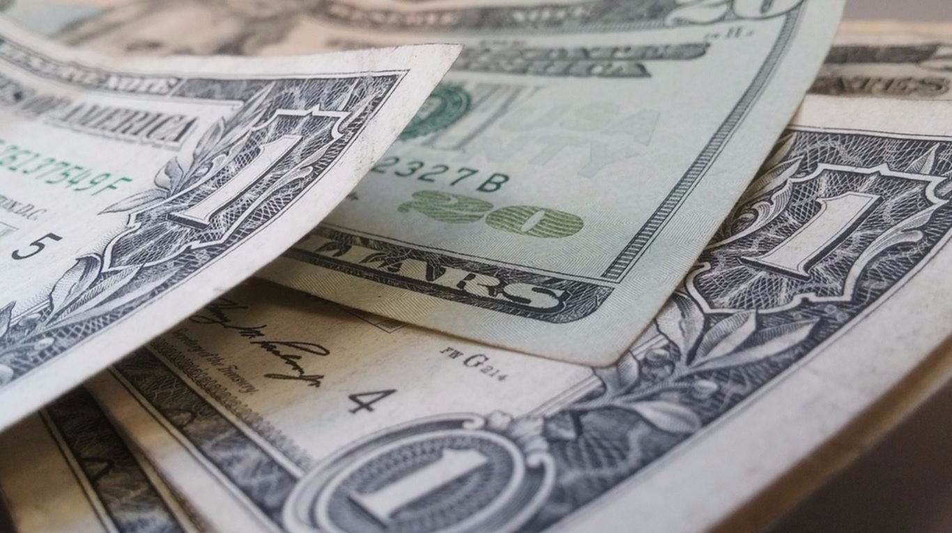 El precio del dólar retrocedió 7 centavos y cerró a $17,86 