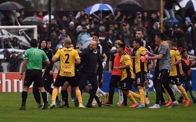 Se jugarán los cinco minutos restantes del partido entre Riestra y Comunicaciones