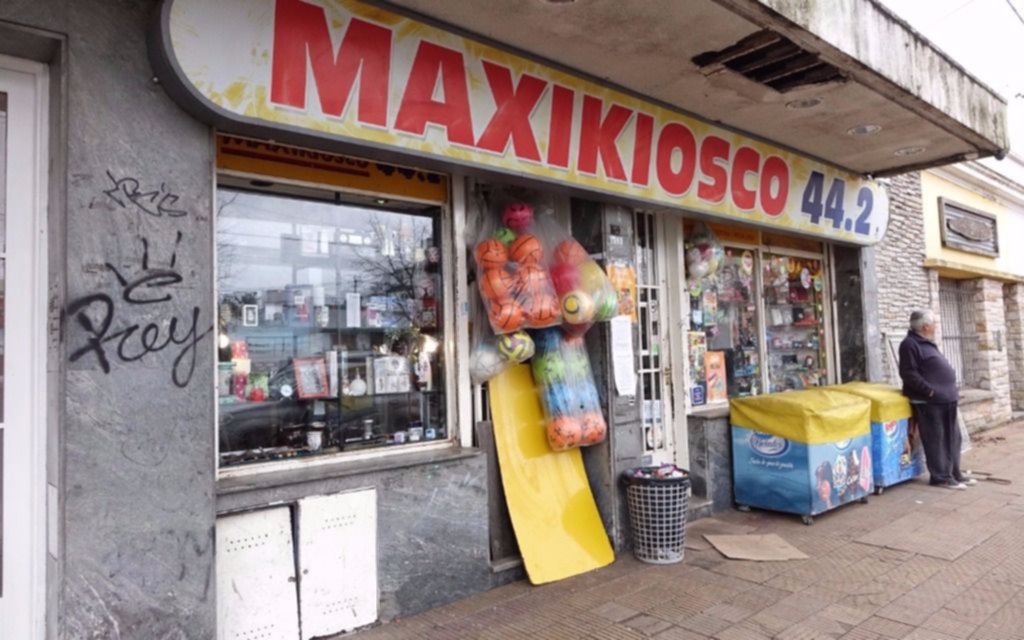 Daños y robo en un maxikiosco de La Loma