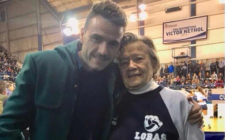 Soso presenció el triunfo de las Lobas en el Clásico