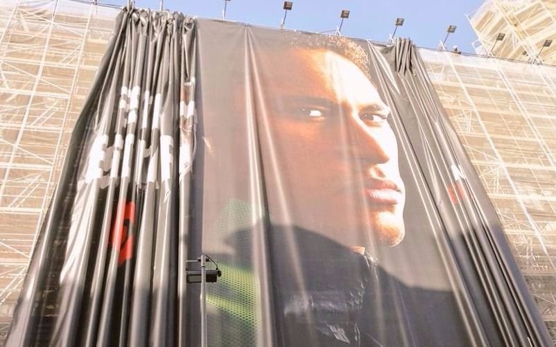 Rapidísimo: tras el anuncio de su partida, ya quitan publicidad de Ney en Barcelona