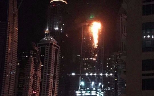Un incendio consume varios pisos de un famoso rascacielos de Dubai
