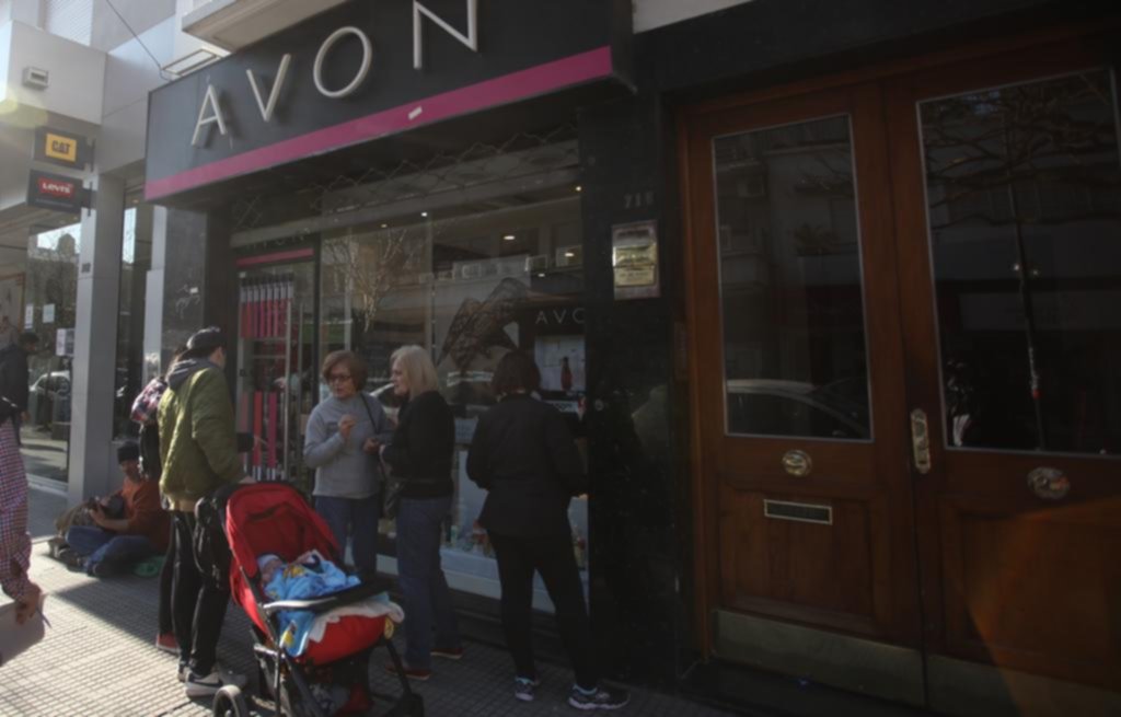 Entraron en una perfumería y huyeron con la plata de la caja