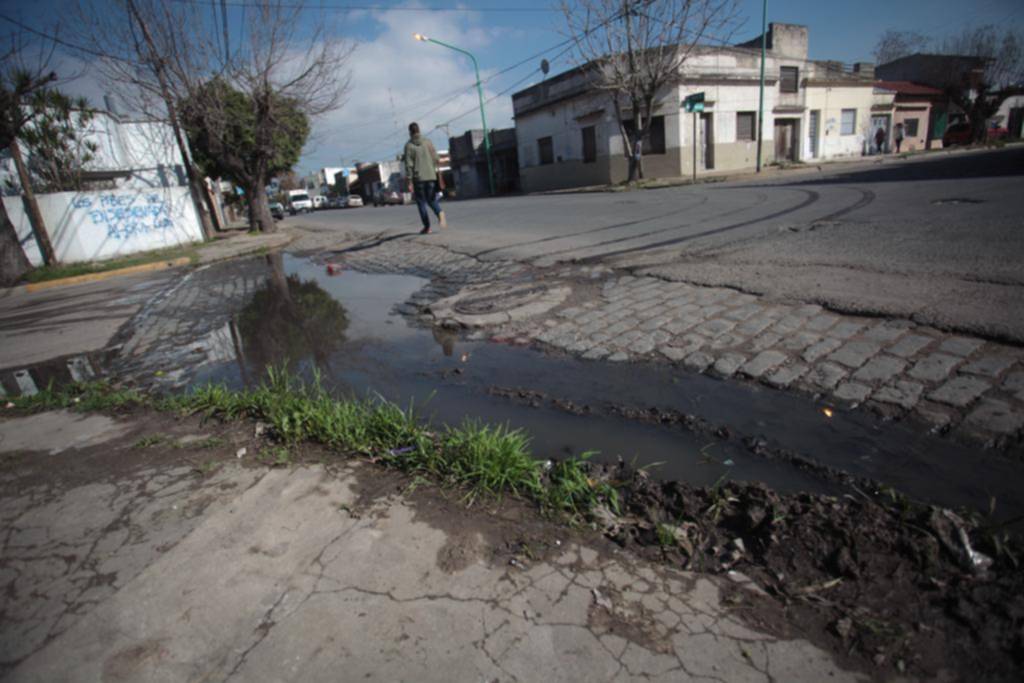 Reclamos por calles en mal estado en el barrio El Dique