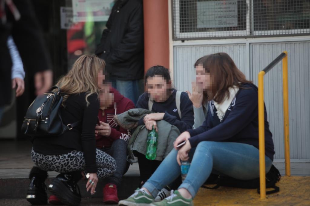 Familiares y amigos en una dolorosa espera en la puerta del Policlínico